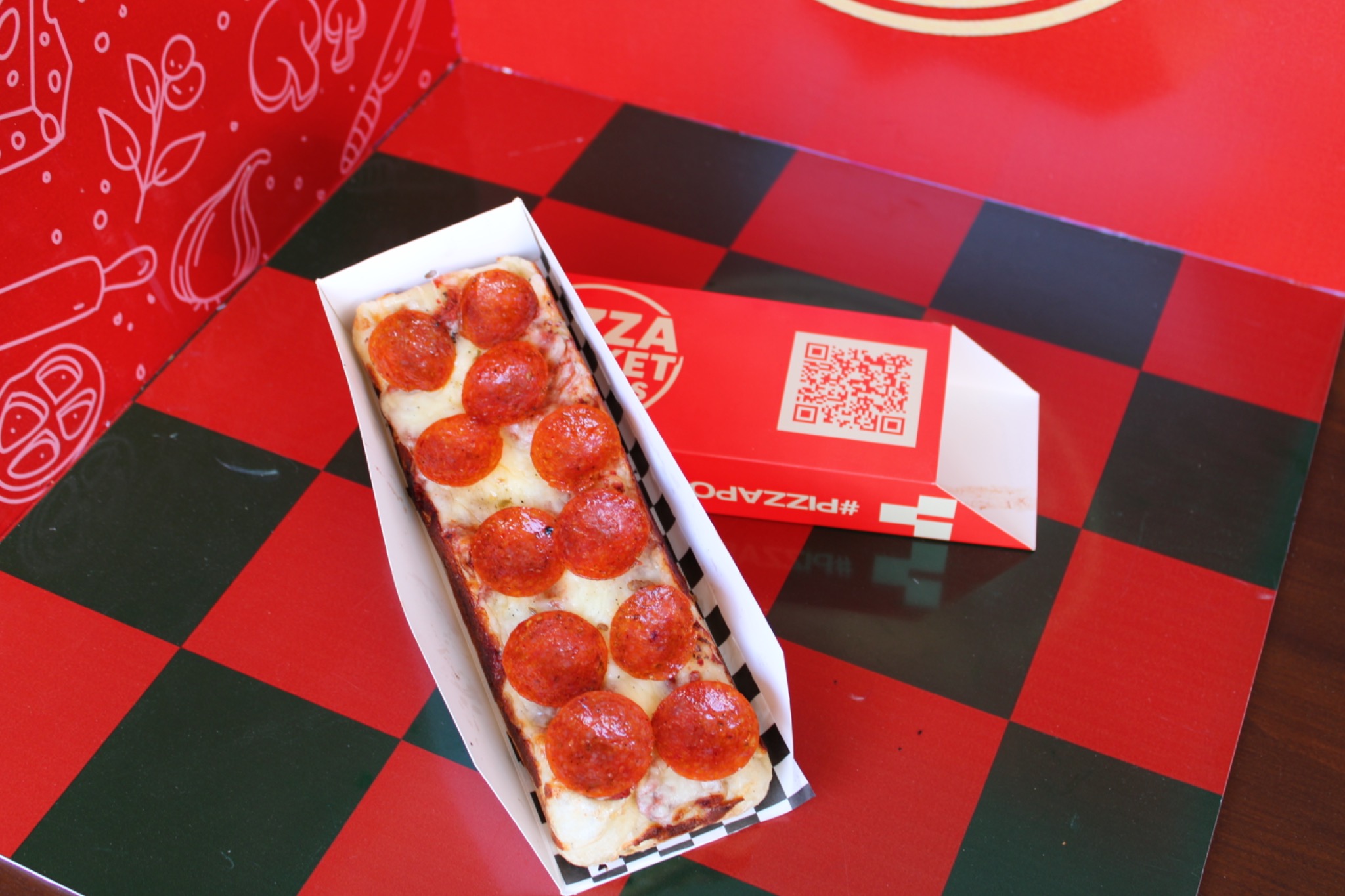 Pocket Pizza® real con pepperoni en su empaque